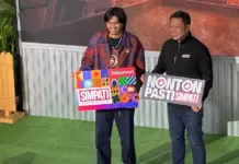 Telkomsel Gandeng Duta Sheila On 7, Luncurkan Program Nonton Pasti Simpati Duta Modjo vokalis Sheila On 7 bersama logo Simpati Telkomsel dalam peluncuran program Nonton Pasti Simpati