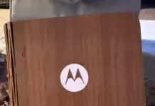 Motorola Siap Rilis Ponsel Lipat Buku, Tandingi Samsung Galaxy Z Fold? Ilustrasi konsep ponsel lipat buku Motorola dengan layar membentang penuh di atas meja kayu, menandai ekspansi baru perusahaan.