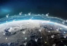 China Kaji Cara Lumpuhkan Starlink, Tetapi Butuh Biaya Mahal Ilustrasi drone militer dan satelit Starlink di orbit bumi, merepresentasikan studi China tentang perang elektronik antariksa.