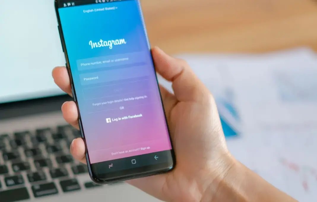 Ilustrasi antarmuka aplikasi Instagram di ponsel dengan fokus pada fitur Reels dan Direct Message.