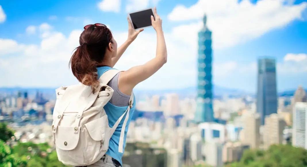 Ilustrasi ponsel Android menampilkan aplikasi travel dan peta digital dengan logo Yesim, simbol konektivitas eSIM modern untuk traveler.