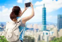 Aplikasi Android Terbaik untuk Travel 2025: Dari AI hingga eSIM Ilustrasi ponsel Android menampilkan aplikasi travel dan peta digital dengan logo Yesim, simbol konektivitas eSIM modern untuk traveler.