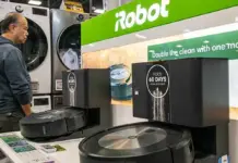 iRobot Bangkrut, Kendali Roomba Beralih ke Pemasok Utama China Robot penyedot debu otomatis Roomba dari iRobot sedang beroperasi di lantai kayu rumah