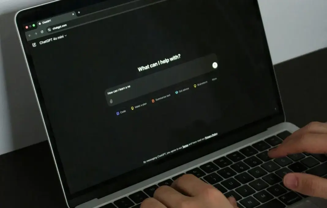 Ilustrasi celah keamanan pada chatbot AI seperti ChatGPT yang berpotensi membocorkan data percakapan pengguna.