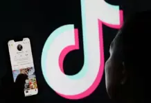 Warga membuka dan menggunakan aplikasi TikTok di smartphone di Jakarta