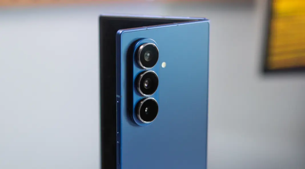 Samsung Galaxy Z Fold 7 dalam kondisi terbuka penuh, menampilkan layar dalam yang luas dan desain premium.