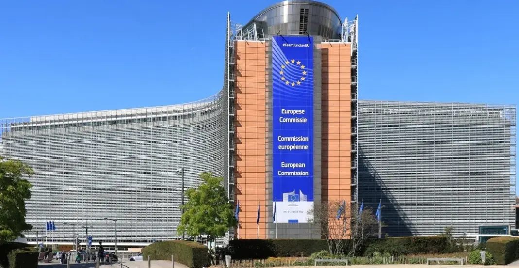 Gedung markas Komisi Eropa di Brussels, simbol regulator yang didesak bertindak atas kebijakan Apple