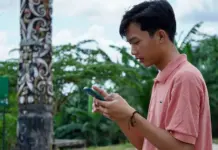 Ilustrasi tumpukan dokumen PR kebijakan registrasi SIM card dengan biometrik yang menampilkan tantangan bagi lansia, daerah 3T, dan keamanan data.