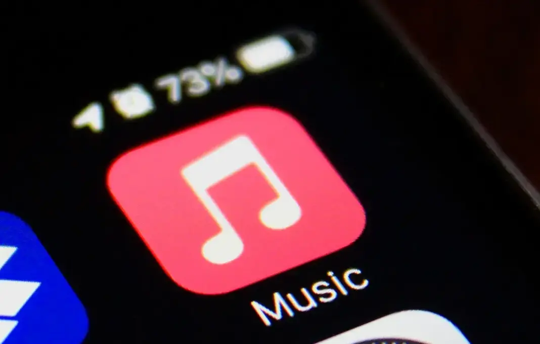 Logo Apple Music di layar perangkat, simbol integrasi layanan musik dengan AI ChatGPT