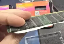 Penipuan RAM DDR5 di Amazon: Modul Bekas DDR2 Diselundupkan dalam Kemasan Asli Ilustrasi perbandingan modul RAM DDR5 asli dan modul DDR2 bekas palsu yang ditemukan dalam penipuan di Amazon