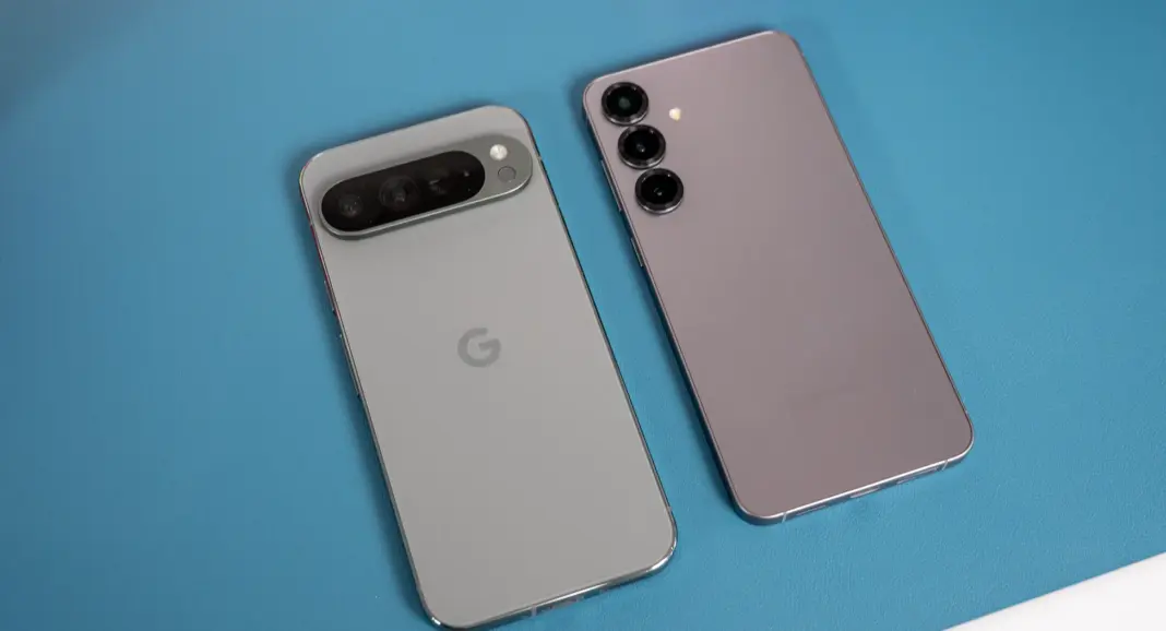 Perbandingan visual ukuran dan bentuk bodi belakang Samsung Galaxy S25 Plus versus Google Pixel 9 Pro XL sebagai referensi desain generasi berikutnya.