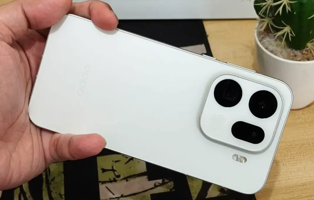 Close-up smartphone flagship premium dengan desain metalik dan kamera besar, diletakkan di atas permukaan kayu.