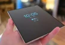 Ilustrasi ponsel lipat premium dengan layar terbuka di atas permukaan modern, menampilkan teknologi engsel dan tampilan yang luas.