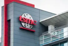 Ilustrasi pabrik atau fasilitas fabrikasi semikonduktor TSMC yang modern dengan cahaya biru, simbol teknologi canggih dan produksi chip.