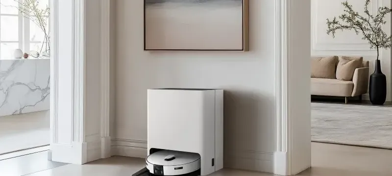 Samsung Bespoke AI Jet Bot Steam Ultra robot vacuum sedang membersihkan lantai