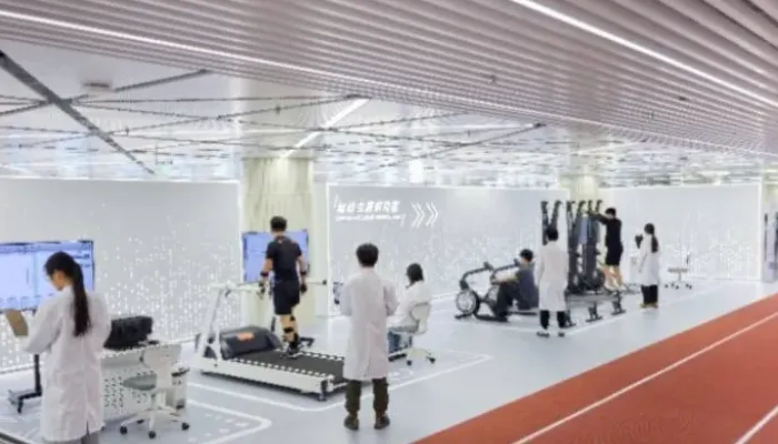 Teknisi melakukan kalibrasi perangkat wearable Xiaomi menggunakan instrumen standar emas di lab