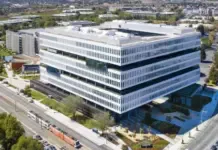 Samsung Untung Besar dari Kekurangan DRAM, Tapi Masih Tertinggal dari TSMC Ilustrasi analis membandingkan grafik keuntungan Samsung dari DRAM dengan pabrik chip foundry TSMC di latar belakang.