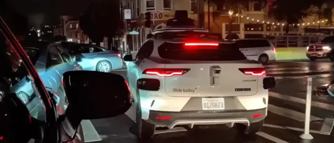 Robotaxi Waymo berhenti di persimpangan jalan San Francisco yang gelap akibat pemadaman listrik besar-besaran