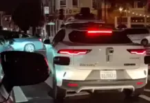 Robotaxi Waymo berhenti di persimpangan jalan San Francisco yang gelap akibat pemadaman listrik besar-besaran