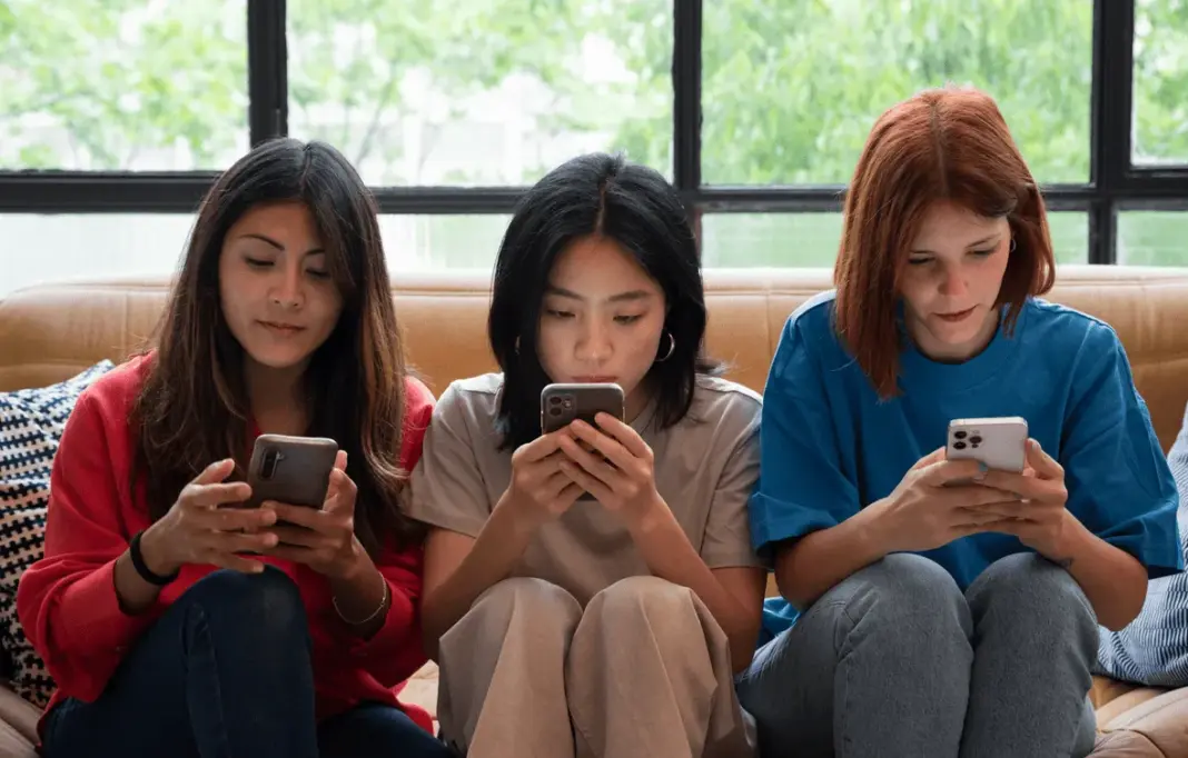 Ilustrasi cara mengecek dukungan jaringan 5G pada ponsel Android dan iPhone di menu pengaturan.