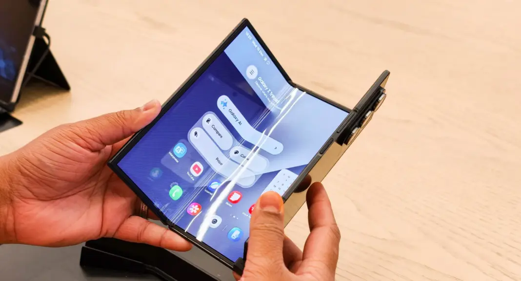 Samsung Galaxy Z TriFold sedang diuji coba langsung di Dubai Mall, menunjukkan bentuk lipat tiga yang unik.