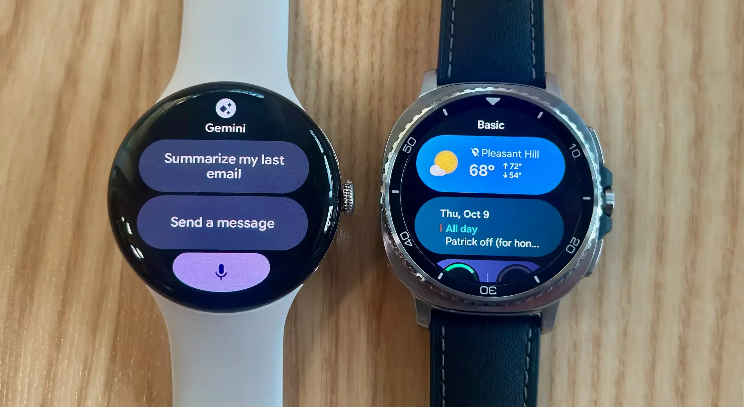Google Pixel Watch 4 (kiri) menunjukkan Gemini Tile, dengan Samsung Galaxy Watch 8 Classic (kanan) menunjukkan Tile dengan data Cuaca, Kalender, dan lainnya.