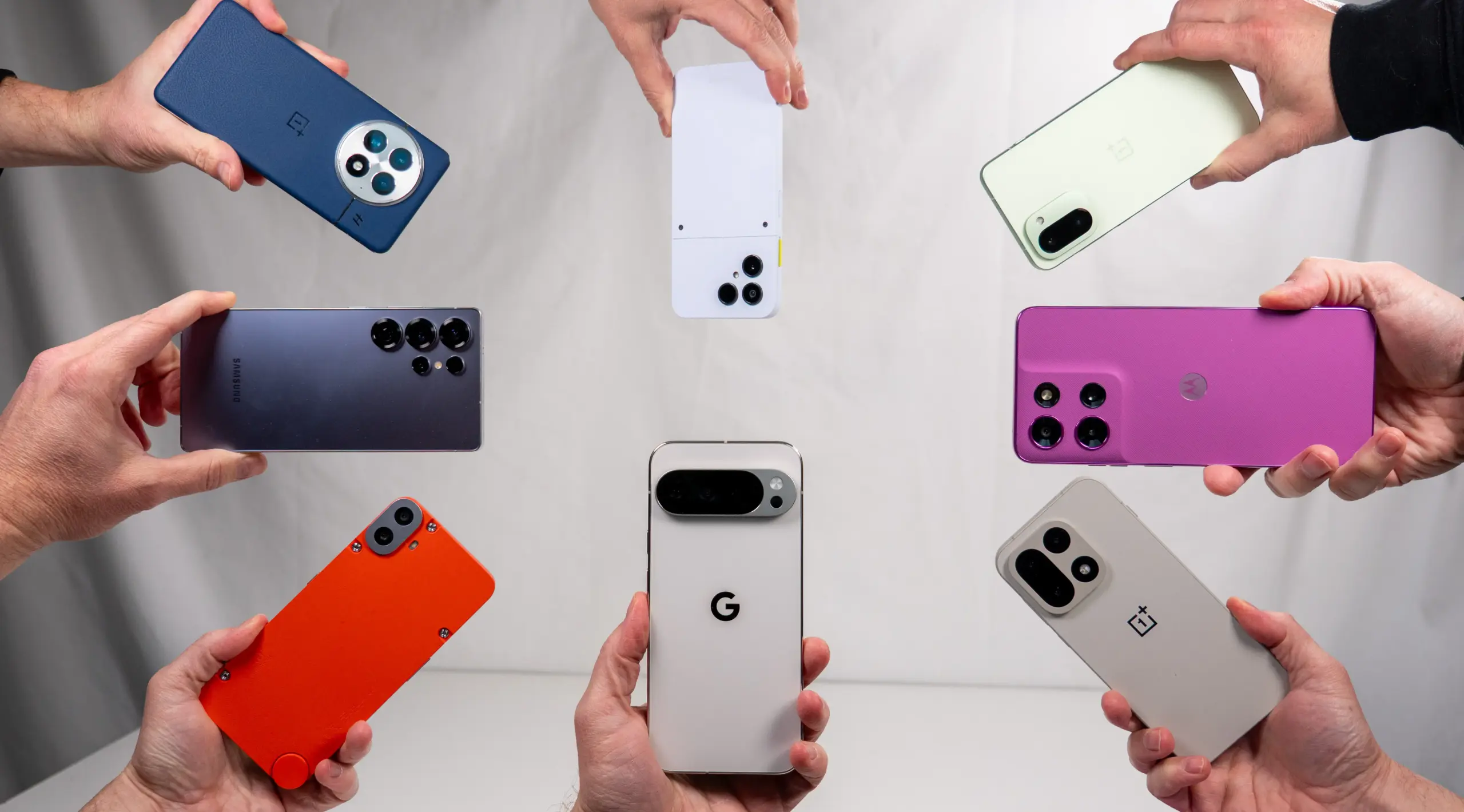 Koleksi smartphone 2025 termasuk Google Pixel 10 Pro XL, CMF Phone 2, Samsung Galaxy S25 Ultra, OnePlus 13, Fairphone 6, OnePlus 15R, Motorola Moto G 2026, dan OnePlus 15