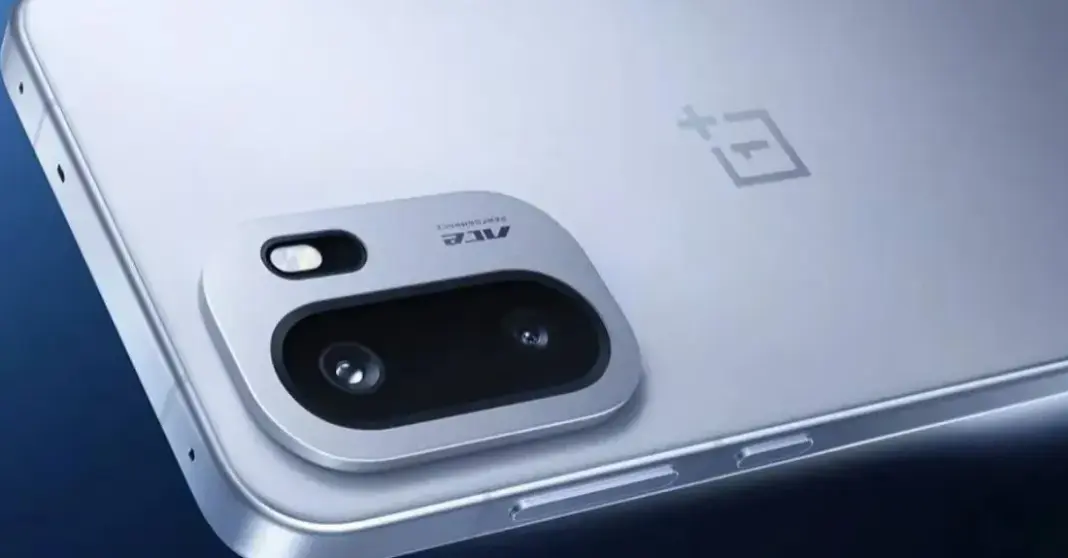 Smartphone OnePlus 15R dalam warna Midnight Black dengan layar AMOLED yang menyala, menampilkan antarmuka khas OxygenOS.