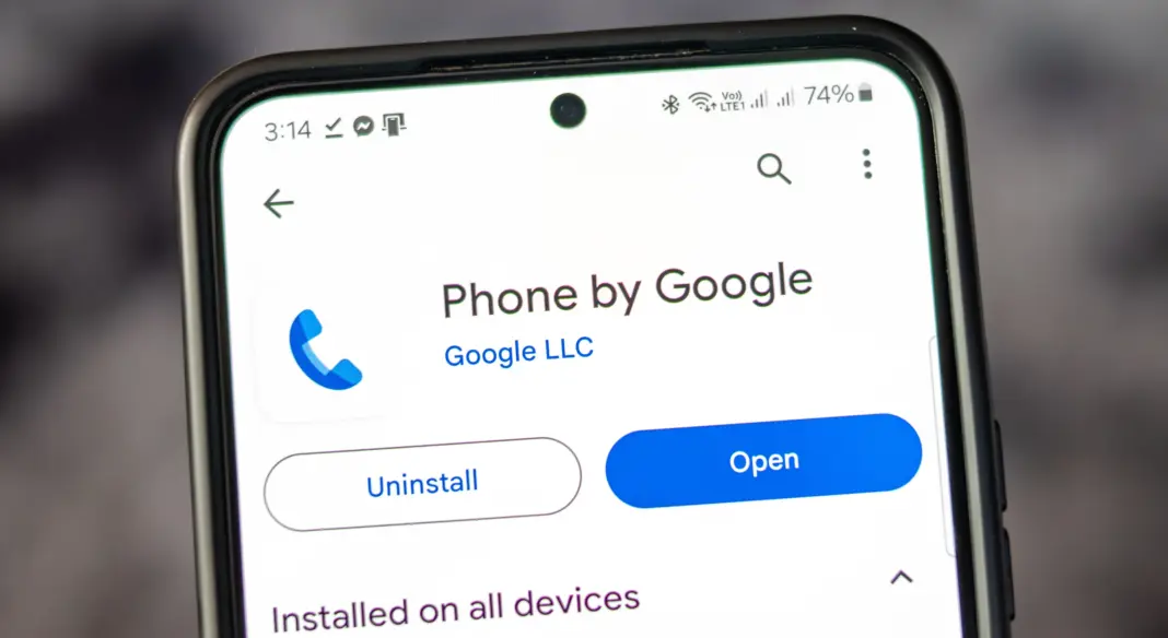 Tampilan aplikasi Google Phone di Google Play Store, terkait dengan pembaruan notifikasi panggilan.