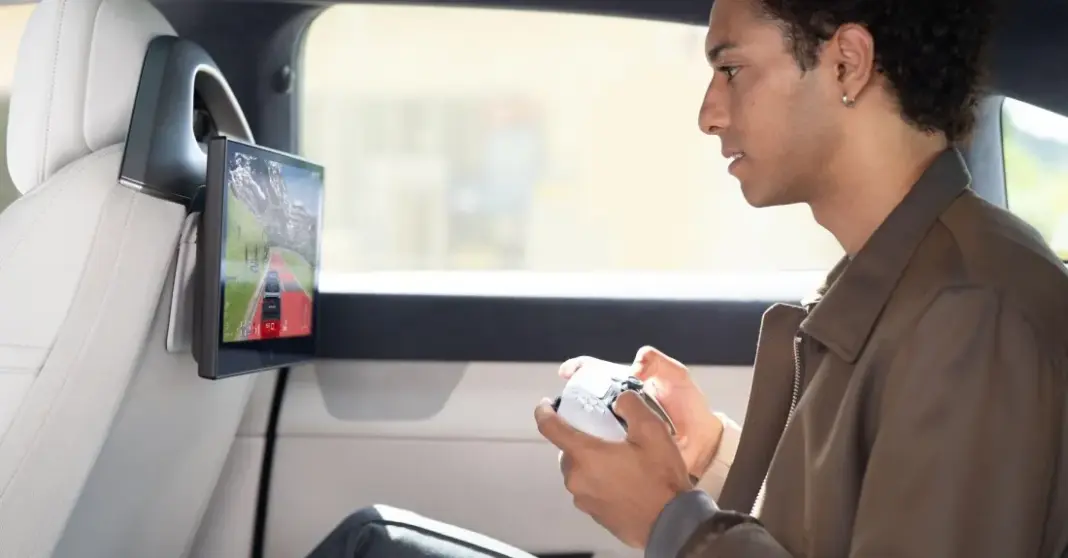 Mobil listrik Sony Honda Afeela dengan layar dashboard besar, mobil pertama yang mendukung PS Remote Play untuk gaming PS5 dan PS4.
