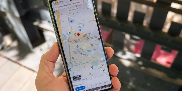 Viewing Google Maps on the Samsung Galaxy Z Fold 4's smaller cover screen