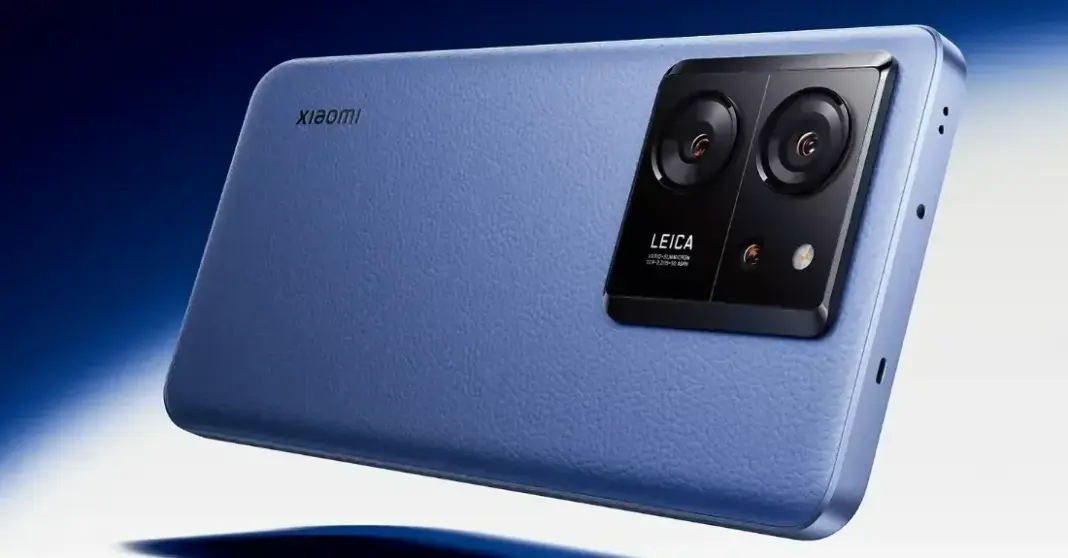 Xiaomi 13T Pro smartphone dengan tampilan layar yang menunjukkan pembaruan sistem HyperOS 3 sedang diunduh atau diinstal.