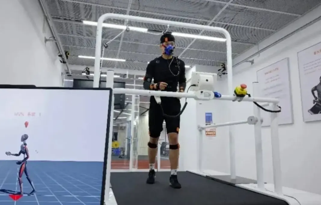 Huawei Watch Fit 4 Pro smartwatch dengan tampilan layar AMOLED hitam yang menampilkan data kesehatan, terpasang di pergelangan tangan.