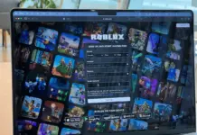 Ilustrasi bermain game Roblox di ponsel dengan simbol kuota internet di sekitarnya