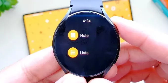 Android smartwatch displaying Google Keep options to create a note or list