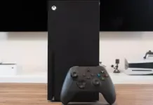 Kelangkaan RAM Buat Peluncuran PS6 dan Xbox Next Tertunda ke 2029 Konsol Xbox Series X dan controller di atas meja kayu dengan latar belakang buram