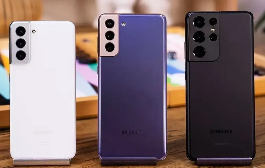 Ilustrasi ponsel Samsung Galaxy yang tidak mendapatkan pembaruan sistem, mewakili risiko menggunakan perangkat tidak resmi atau palsu.