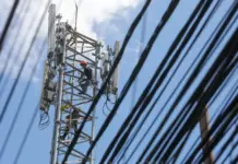 ATSI Berharap BHP Operator Seluler Dihapuskan Karena Alasan Ini Ilustrasi grafis seleksi frekuensi 2,6 GHz dengan skema lelang tradisional dan peringatan risiko kenaikan beban biaya regulator untuk operator seluler.