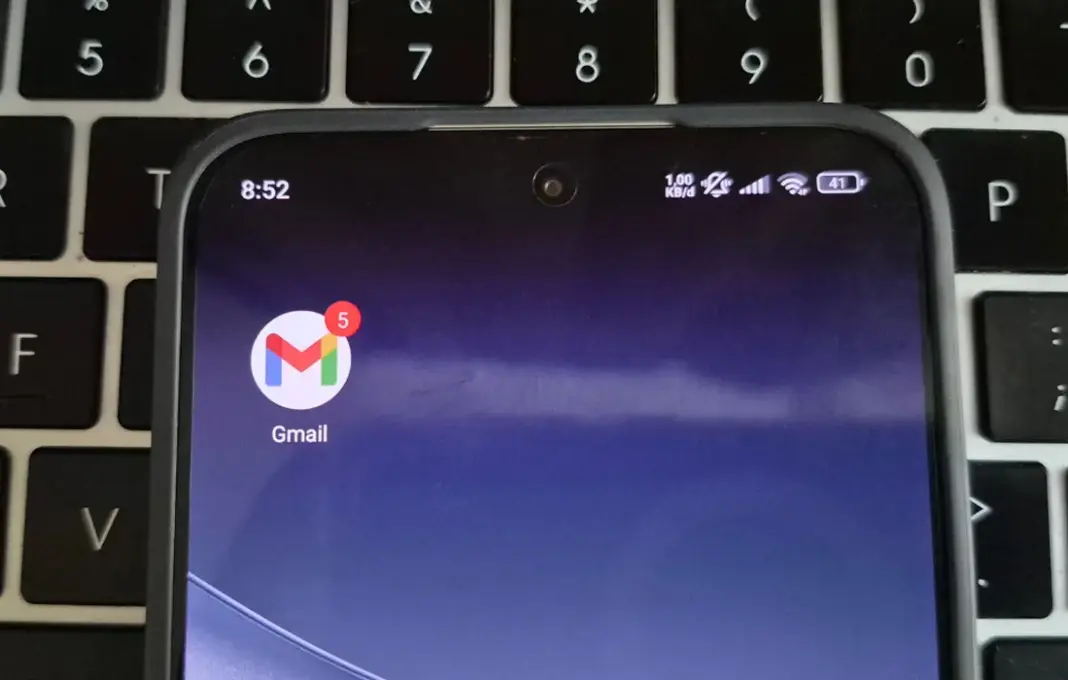 Ilustrasi layar laptop menampilkan logo Gmail dan ikon pengaturan, merepresentasikan fitur baru Google untuk mengubah alamat email.