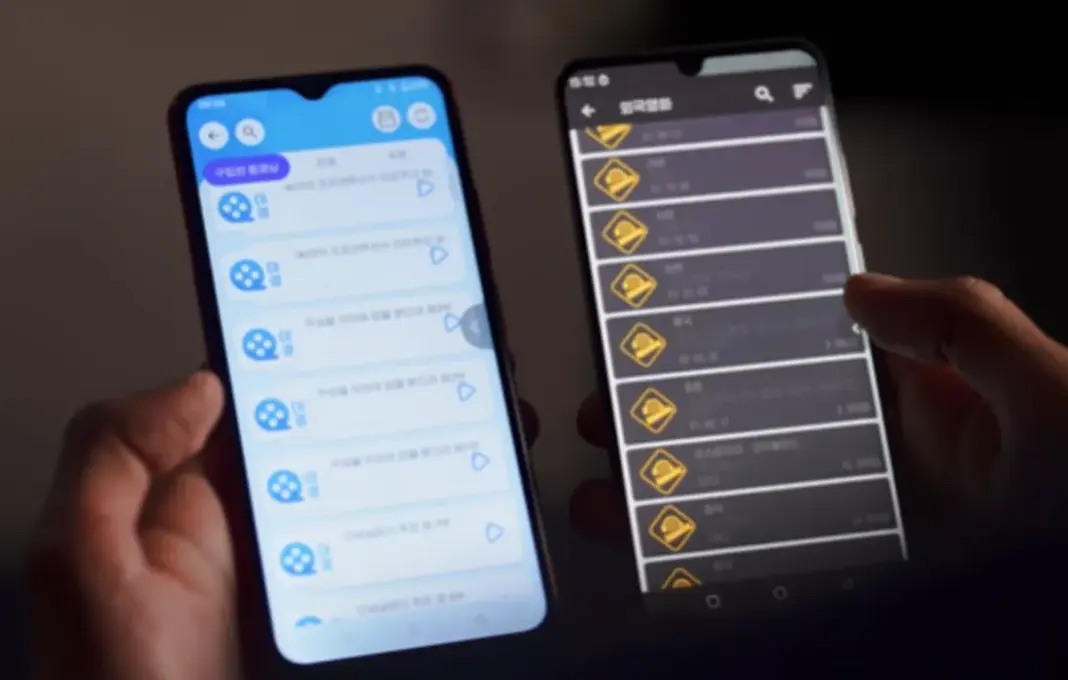 Dua unit ponsel Android asal Korea Utara, salah satunya bernama Samtaesung 8, yang diuji oleh YouTuber Mrwhosetheboss.
