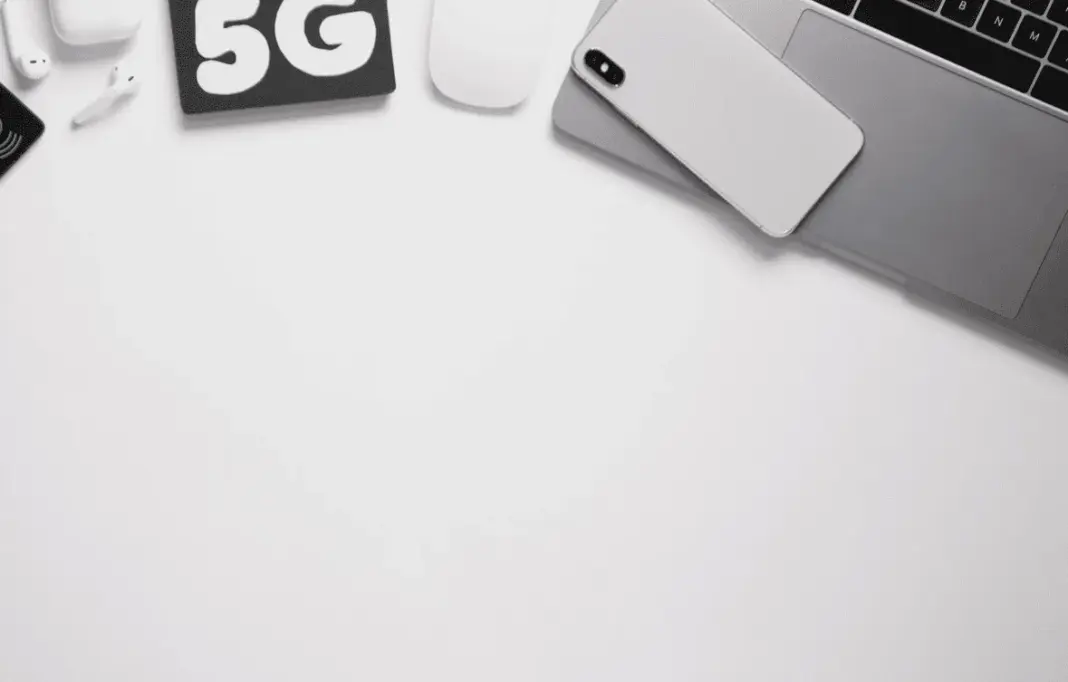 Ilustrasi smartphone menampilkan ikon sinyal 5G di layar dengan latar belakang jaringan digital biru