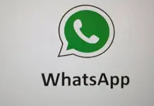 Ilustrasi ponsel dengan logo WhatsApp dan tanda seru merah, simbol peringatan keamanan akun disadap