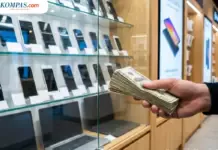 Ilustrasi grafik harga yang naik di belakang smartphone dan laptop, merepresentasikan prediksi kenaikan harga HP dan PC di tahun 2026.