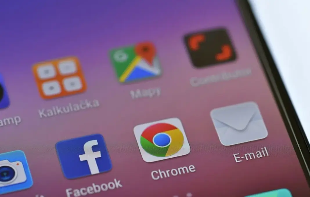 Ilustrasi ponsel Android dengan ikon peringatan keamanan dan simbol hacker di latar belakang, menggambarkan risiko keamanan pada perangkat lama.