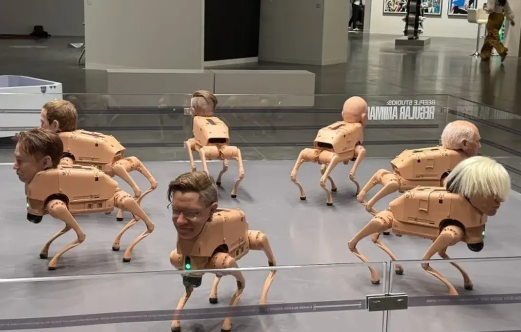 Ilustrasi robot anjing Beeple Studios dengan wajah figur terkenal seperti Elon Musk dan Mark Zuckerberg di pameran seni Art Basel Miami.