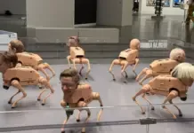 Ilustrasi robot anjing Beeple Studios dengan wajah figur terkenal seperti Elon Musk dan Mark Zuckerberg di pameran seni Art Basel Miami.