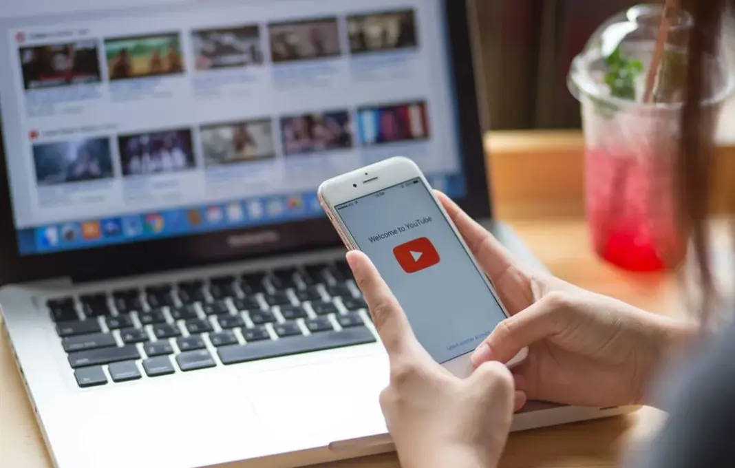 Ilustrasi antarmuka aplikasi YouTube di perangkat mobile, merepresentasikan konten video digital dan platform streaming.