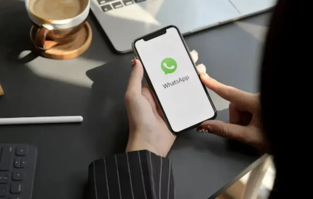 Ilustrasi cara membuat WhatsApp terlihat offline padahal sedang online dengan pengaturan privasi di aplikasi.