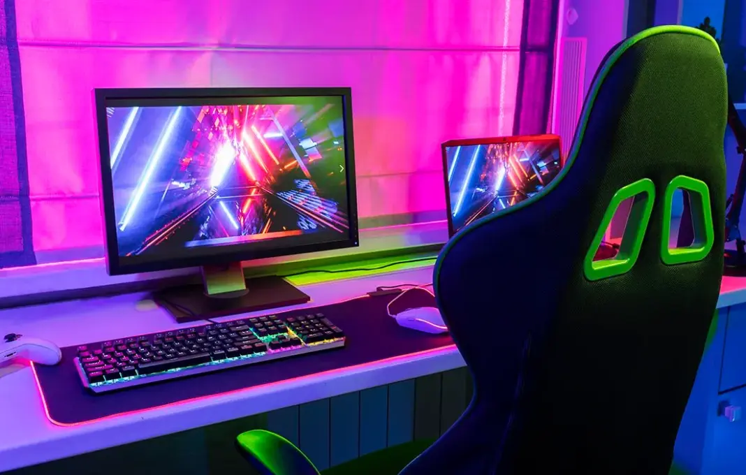 Ilustrasi PC gaming dengan komponen yang menyala, merepresentasikan kenaikan harga perangkat komputasi