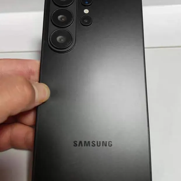 Desain kamera belakang baru Samsung Galaxy S26 Ultra dengan camera island oval